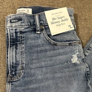 Abercrombie & Fitch High-Rise Distressed Jeans - Blue